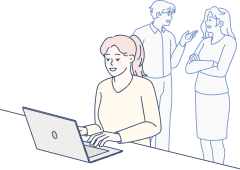 女性がパソコンを触っている