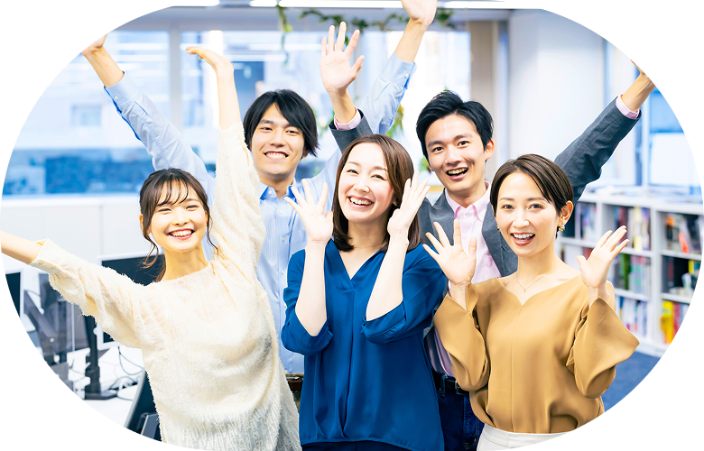 女性と男性が手を上げている