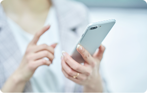 携帯を触っている手元