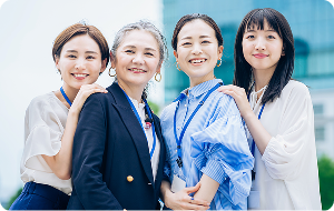 女性四人が並んでいる