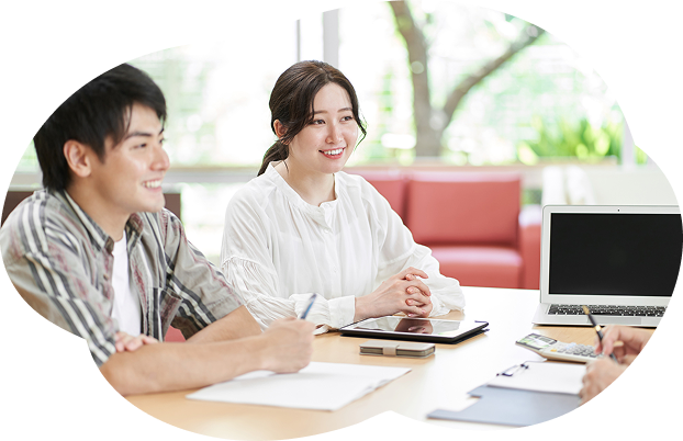 女性と男性が話している