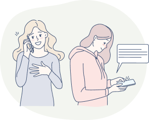 電話で問い合わせしている女性二人