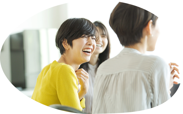 女性と男性が話している