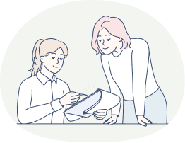 書類を見ている女性