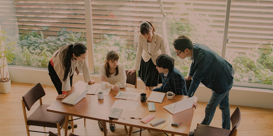 机に集まる男性と女性