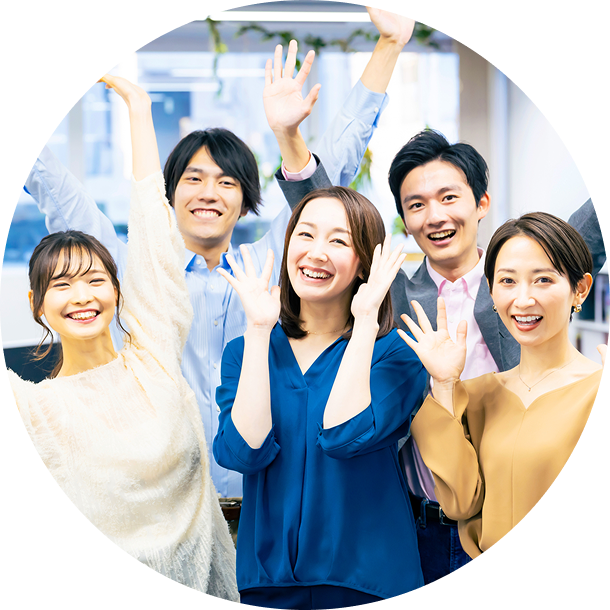 女性と男性が手をあげてポーズしている