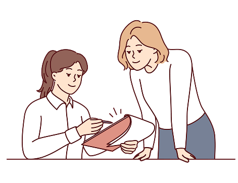 女性2人が書類を見ている